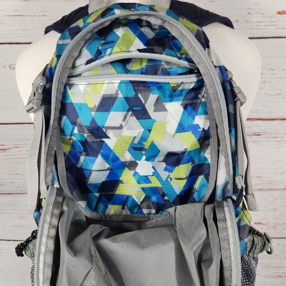 L.L. Bean 20L Stowaway Geometric Pattern Backpack - Picture 4 of 8